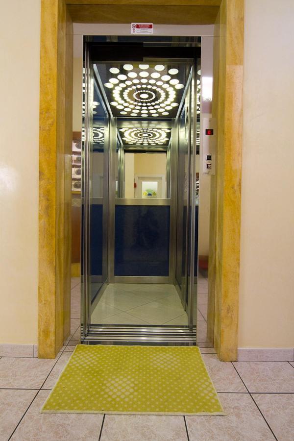 Hotel Pigalle Riccione Extérieur photo
