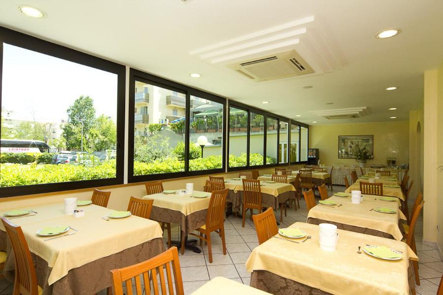 Hotel Pigalle Riccione Extérieur photo