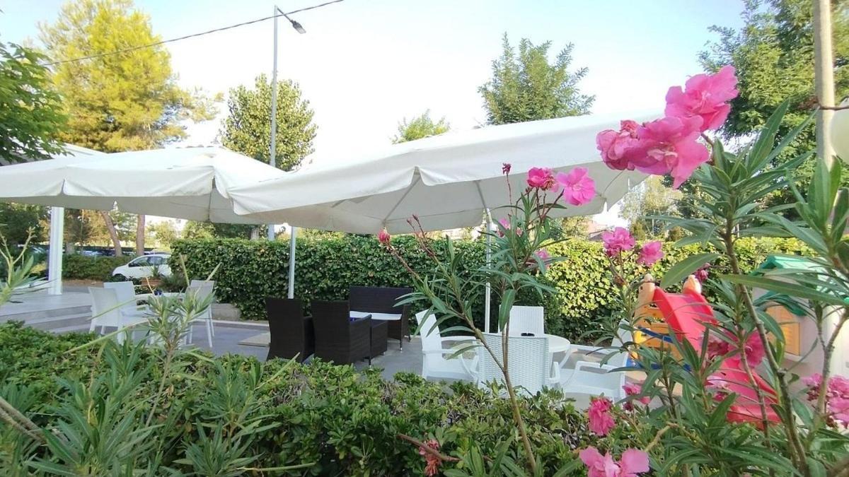 Hotel Pigalle Riccione Extérieur photo